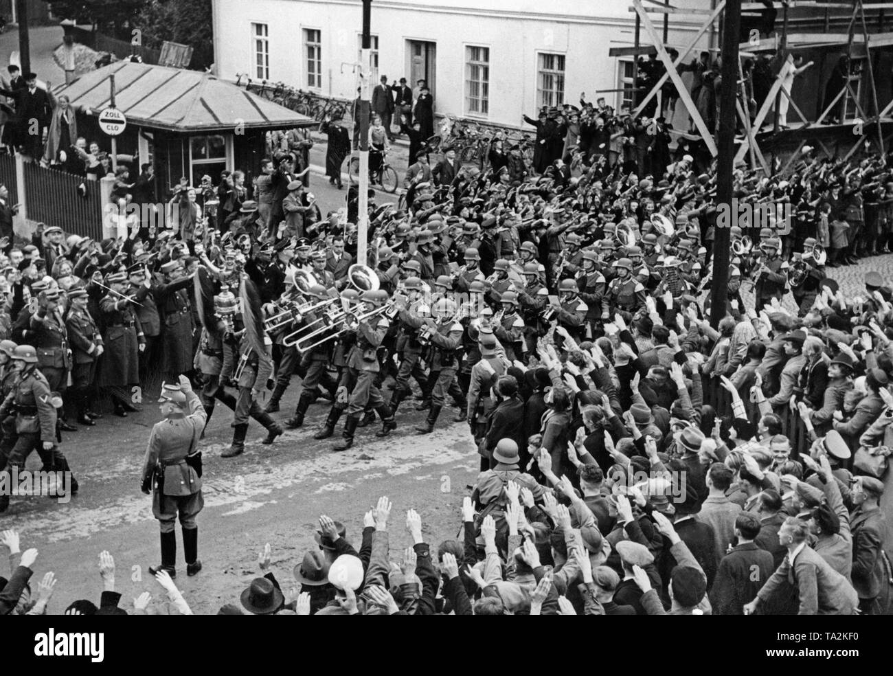 German troops cross the former German-Czechoslovak border near Georgswalde (today Jirikov) on October 2, 1938. In the center, a brass band. Stock Photo