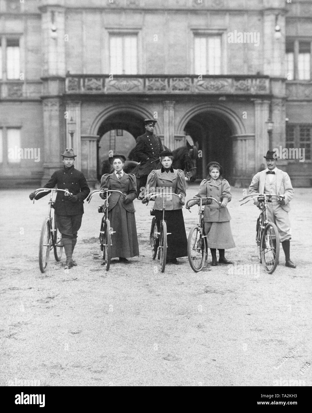 From left to right: Prince Alfred of Saxe-Coburg-Gotha, Princess Leopoldine of Ratibor, Princess Alexandra and Princess Beatrice of Saxe-Coburg-Gotha, Prince Ernst II von Hohenlohe-Langenburg in front of Castle Ehrenburg in Coburg. Undated photo. Stock Photo