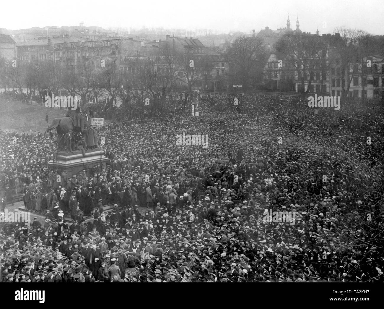 On the Heumarkt in Gdansk, citizens are gathering to protest against Gdansk's cession to Poland. In their eyes this decision of American President Woodrow Wilson, violated the right of peoples to self-determination. A large part of the Gdansk population had a German biographical background. On a banner reads: 'West Prussia is German and wants to stay German!'. The separation of Gdansk from Germany took place according to regulations of the Versailles Treaty and the League of Nations. Stock Photo