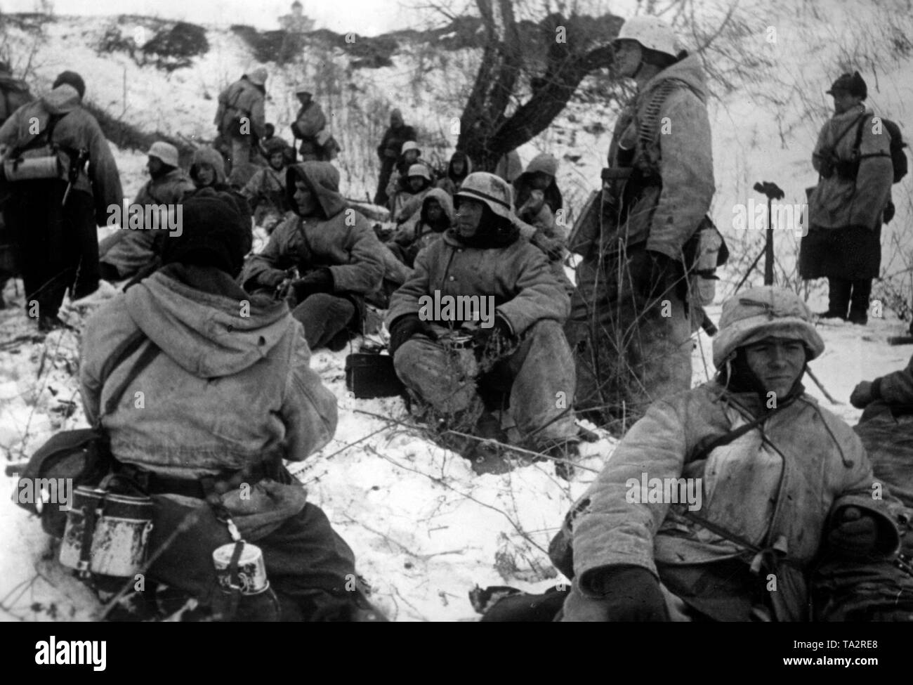 German soldiers are waiting for their next mission in a snow-covered hollow near Dmitriev-Lgovsk, about 70 km southwest of Oryol (Orel). Most of them are equipped with white camouflage clothing. Photo of the Propaganda Company (PK): war correspondent Henisch. Stock Photo