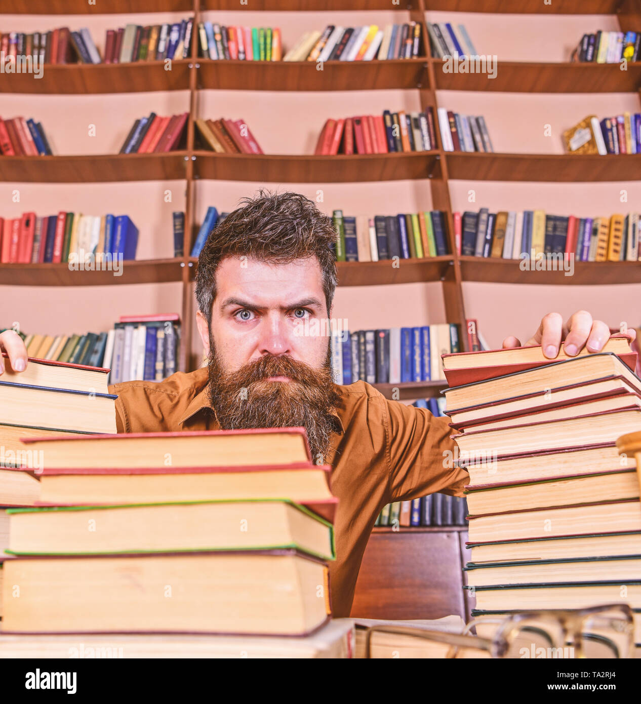 Vintage man between books hi-res stock photography and images - Alamy