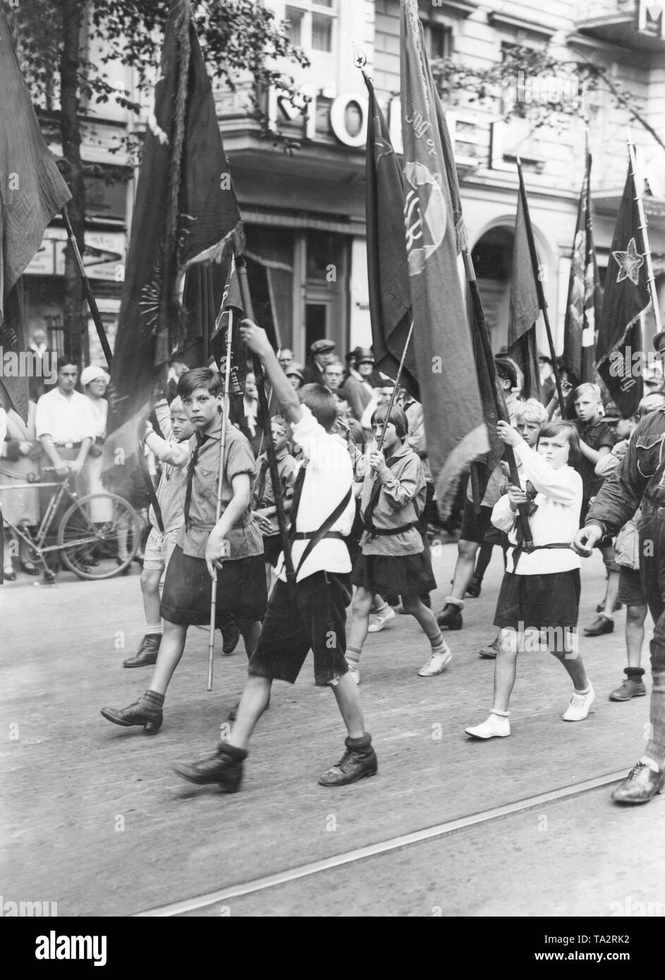 At the Second World Meeting of Workers' and Farmers' Children in the Sportpalast in Berlin, the participants of the Communist youth meeting organized a procession on the streets with flags of the cities and delegations (undated picture). Stock Photo
