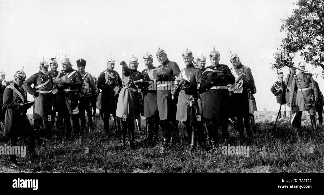 Emperor Wilhelm II in a discussion with his staff (pointing to the distance, center). From left to right: Prince Leopold of Bavaria, General Inspector of the Fourth Army Corps (with full beard, 2nd from left), Maximilian Egon II Prince of Fuerstenberg (with map , 4th from left), Wilhelm II 7th from left), Helmuth Johannes Ludwig von Moltke (9th from left). Stock Photo