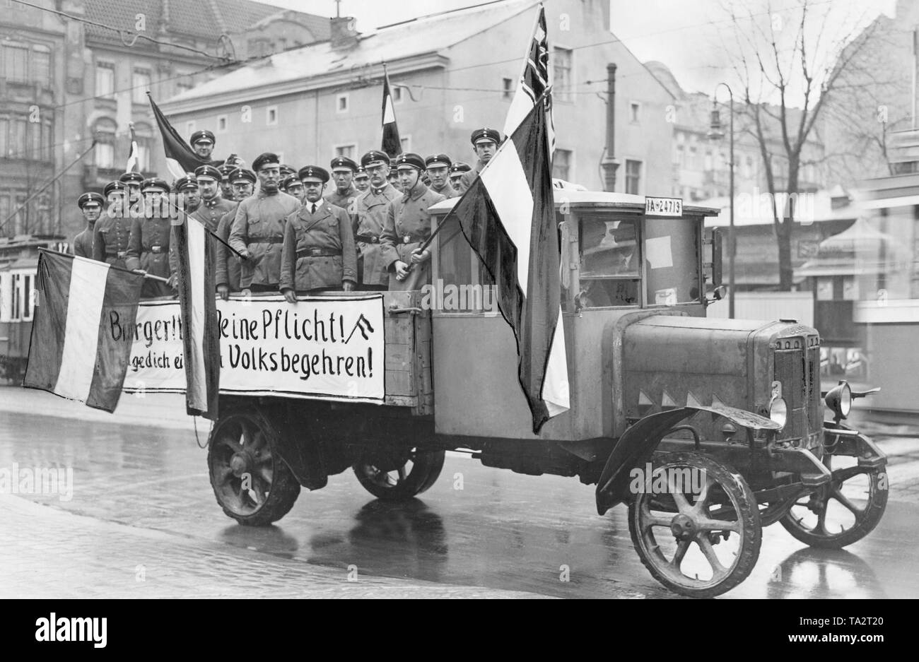 In 1931 the Stahlhelm, together with other right-wing conservative forces, tried to dissolve the Prussian Diet by means of a plebiscite. For this purpose, propaganda cars like this truck were also used. On the banner is the call 'Citizens, do your duty! Participate in the referendum'. Stock Photo