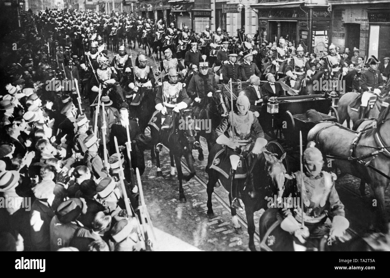 The new president of Spain drives through the city - left in the car Niceto Alcala Zamora. Stock Photo