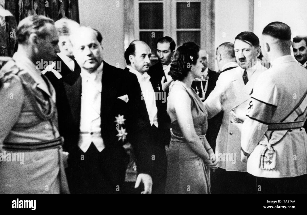 Adolf Hitler with actress Olga Tschechowa at an artist reception in the Reich Chancellery (right half of the picture ). Far right Heinrich Himmler,  far left Foreign Minister Erich von Ribbentrop (Undated Photo). Stock Photo