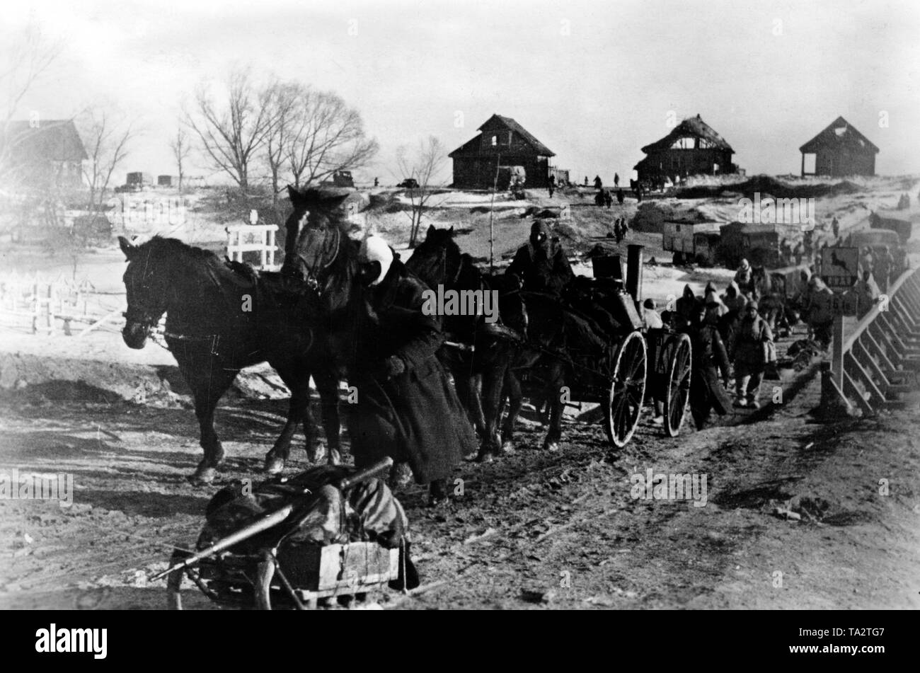 German column through a village not far from the city of Demjansk during the evacuation of the Pocket. Photo of the Propaganda Company (PK): war correspondent v.d. Recke. Stock Photo