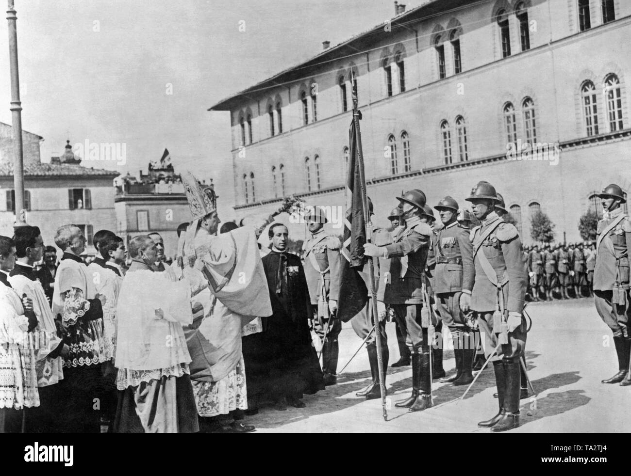 A priest blesses the Third Sardinian Artillery Regiment. In the picture the flag is being blessed. The reconciliation process between the Vatican and the Italian state after 60 years of conflict ended with the Lateran Treaty of 1929. Stock Photo