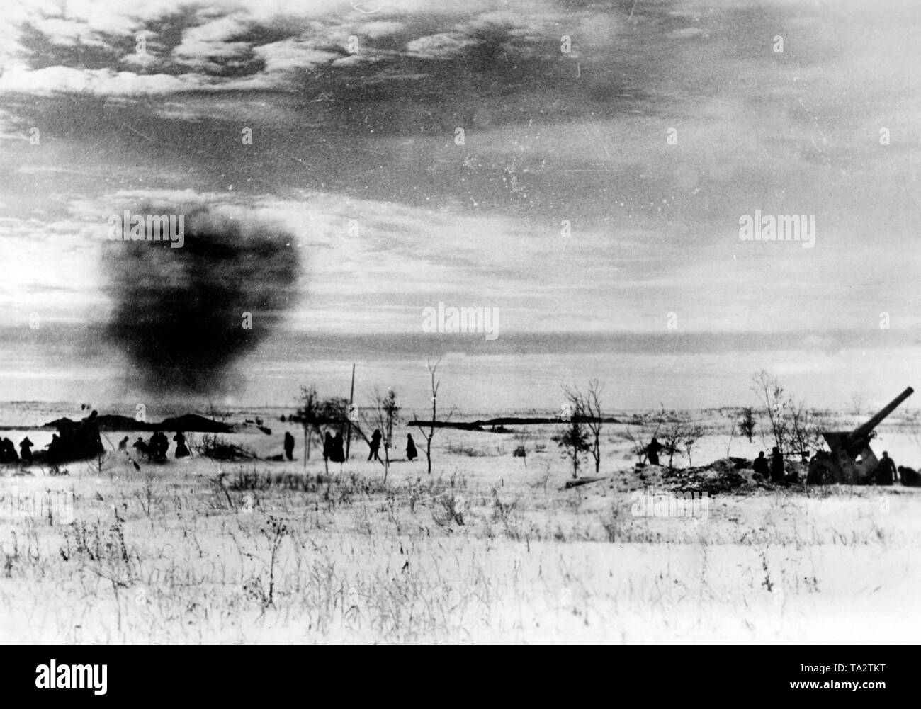 Several guns fire at the enclosed city of Leningrad from a snow-covered field. Photo of the Propaganda Company (PK): war correspondent Stuehler. Stock Photo