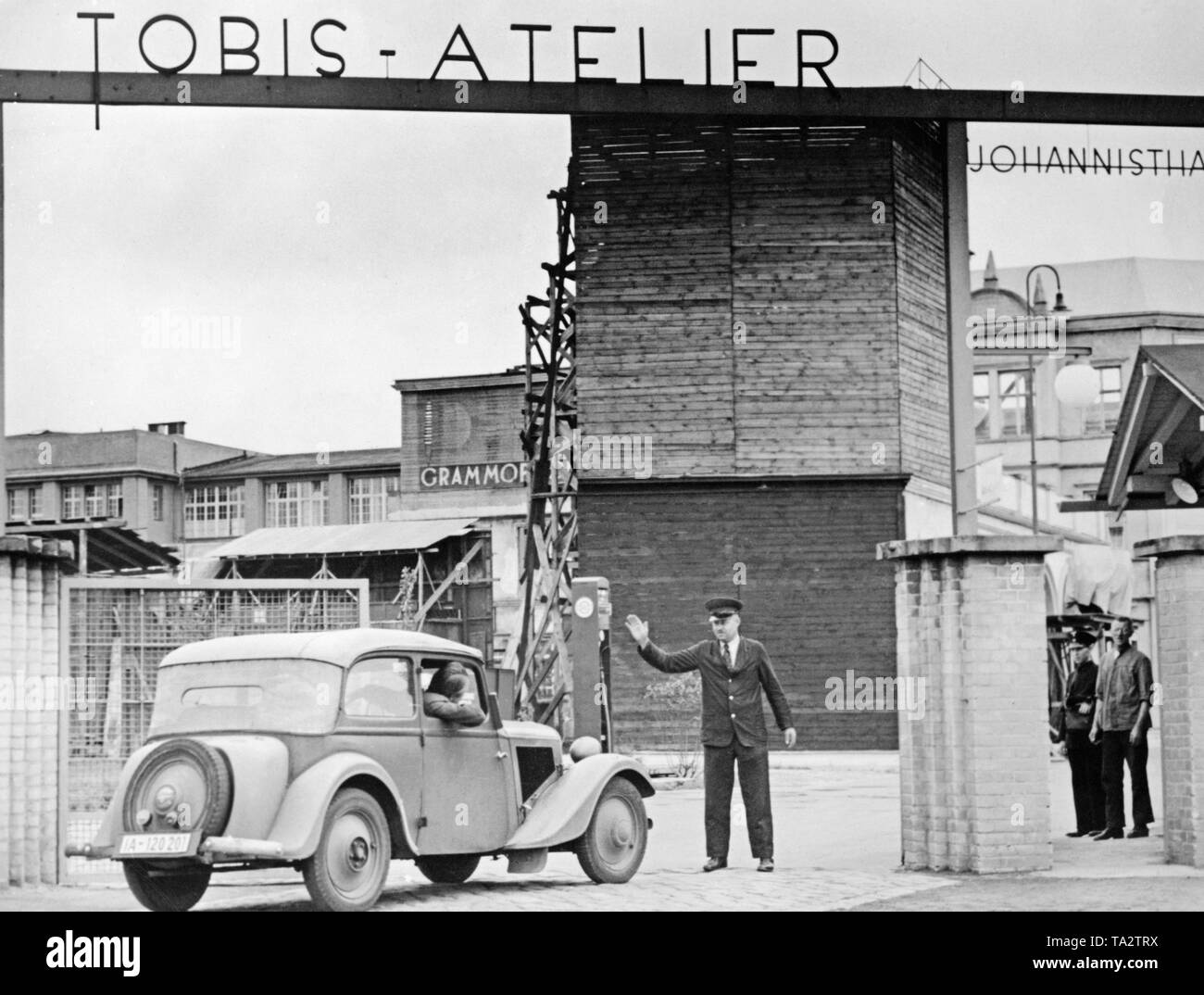 This photograph shows the handling of the arriving cars in front of the Tobis studio at the Johannisthaler Filmanstalt GmbH (Jofa). Stock Photo