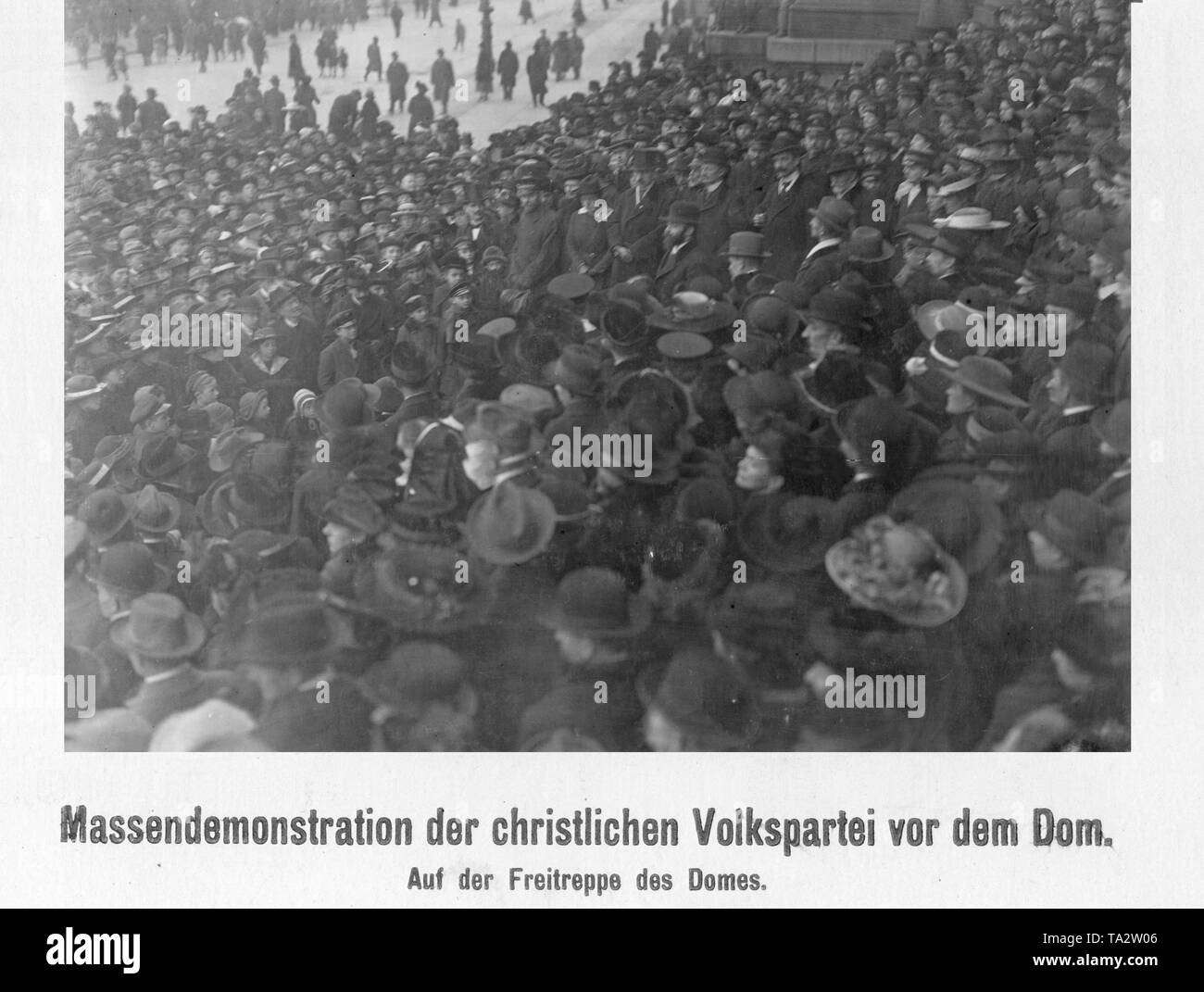 Supporters of the Centre Party, which at that time still bore the alternative name of Christliche Volkspartei (Christian People's Party) gather before the Berlin Cathedral. Stock Photo