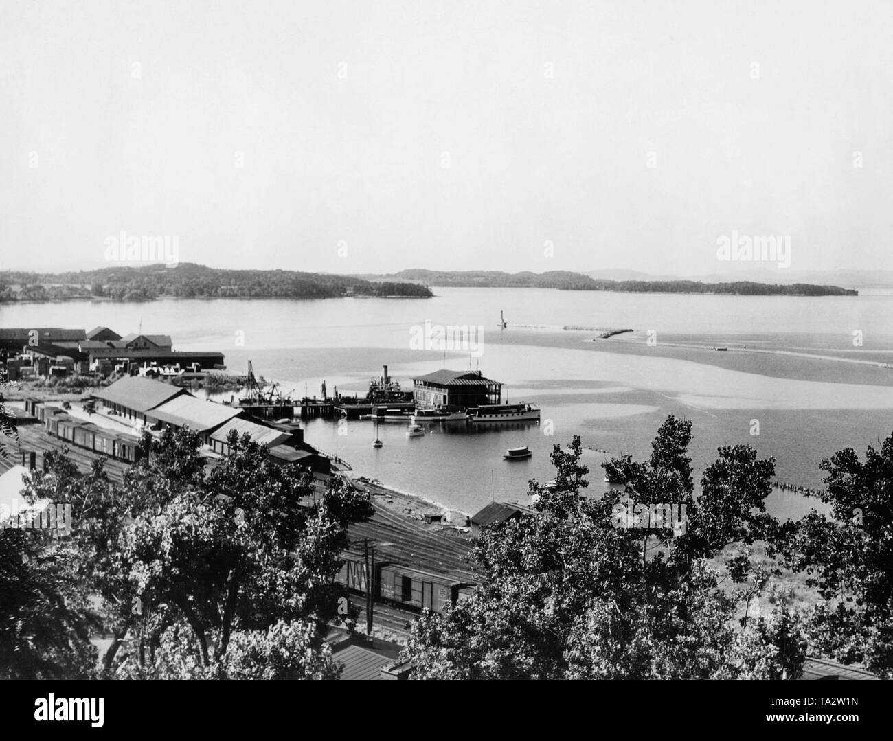 View over Lake Chaplain in the US state of Vermont. In the foreground the harbor facilities and the station of the city of Burlington. In the background the shore of the state of New York. Stock Photo