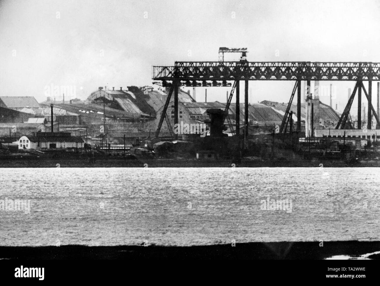 View of the shipyard facilities of the surrounded city through binoculars. Photo of the Propaganda Company (PK): war correspondent Freytag. Stock Photo