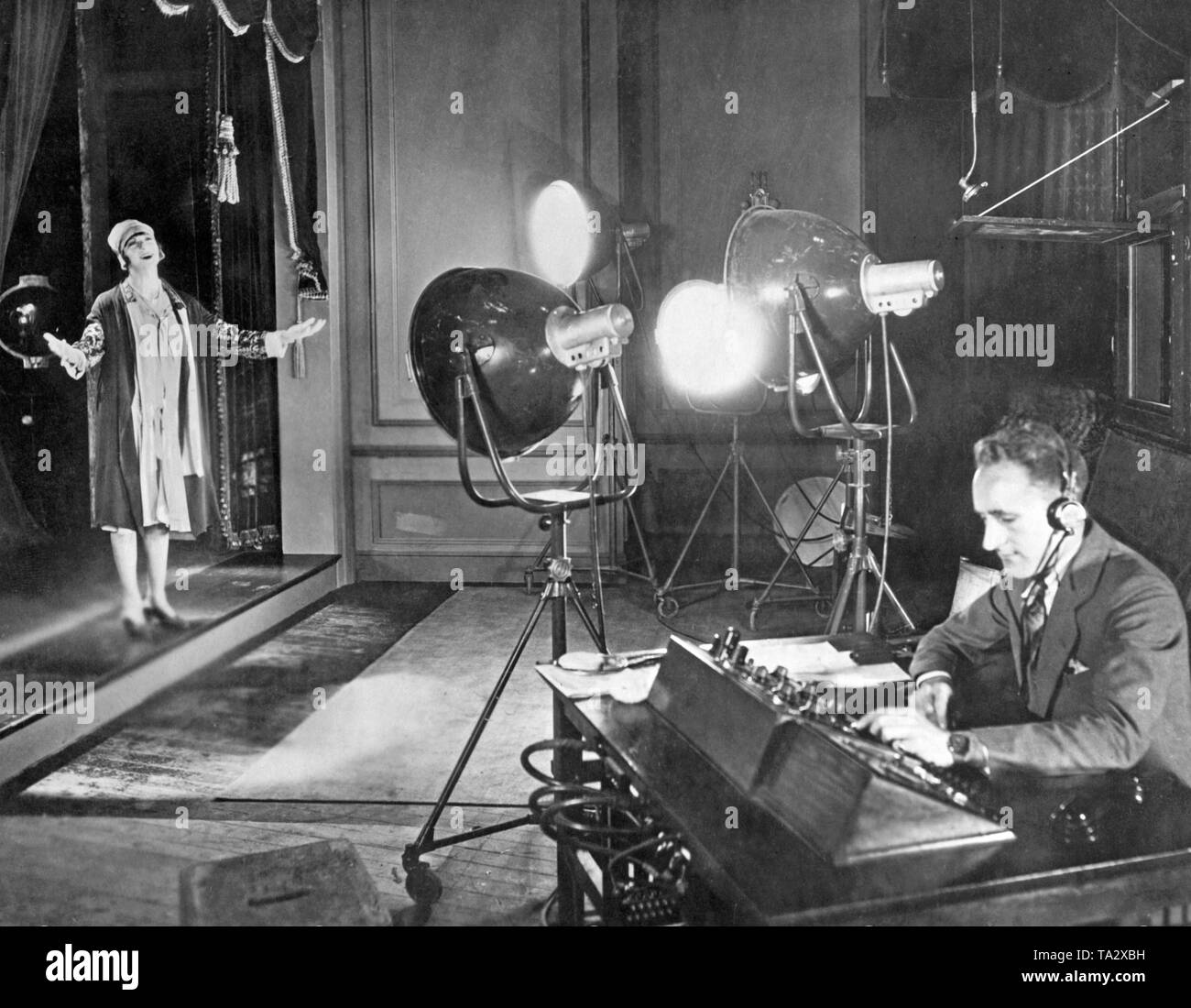 Photo of sound film experiments in the USA. An actress sings and a