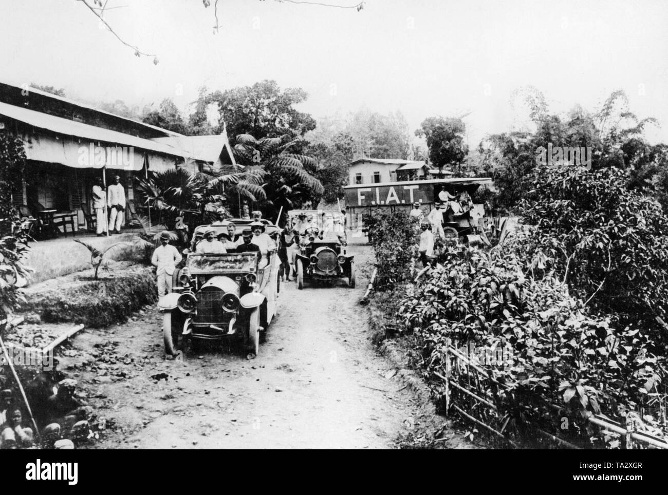 A Dutch family in their car on Java around 1910. The island of Java belonged to the colony 'Dutch-India' until 1949. Stock Photo