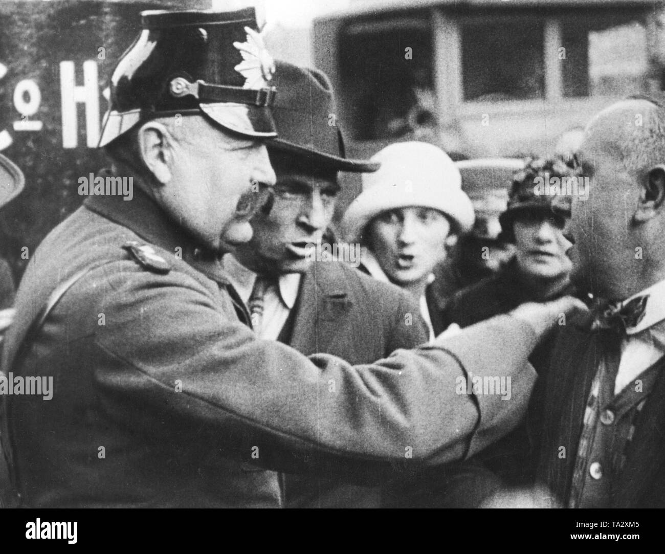 Scene from the film 'Berlin: Symphony of a Metropolis' by Walter Ruttmann. Here a policeman settles a dispute between two men. Stock Photo