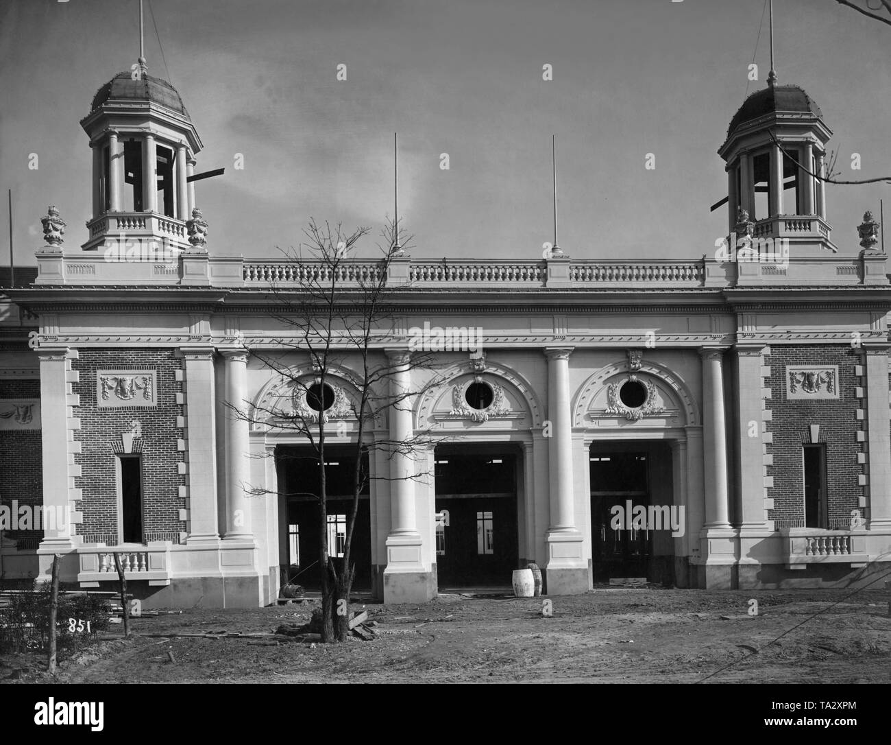 View of the entrance of the 'Transportation Building' in Norfolk, Virginia, during the 'Jamestown Exposition' in 1907. Stock Photo