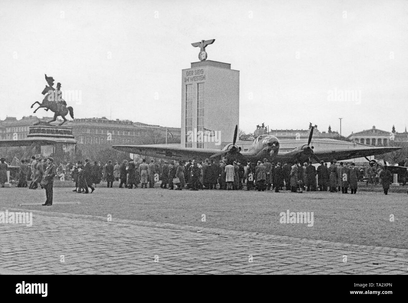 Opening of the Wehrmacht exhibition 'Der Sieg im Westen' ('Victory in the West') on the Heldenplatz in Vienna. Visitors of the exhibition look at the fighter plane HE 111. Stock Photo