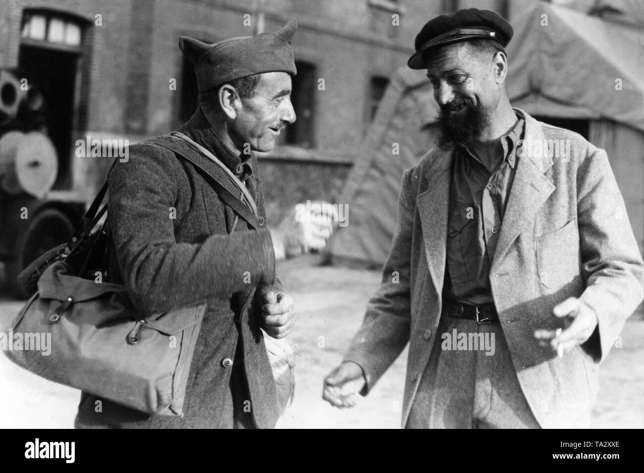 French prisoners of war, who have been released for health reasons from captivity and are now being repatriated, arrive in Chalon-sur-Marne at the Franco-German demarcation lines. Stock Photo