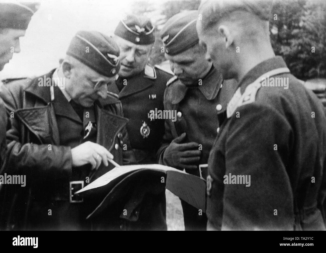 General of the Luftwaffe Walter Somme (left), Commander of the Luftgaustab z.b.V. 14., discusses the next deployment of bombers on the Western Front with his officers. Photo: war correspondent Pebal. Stock Photo