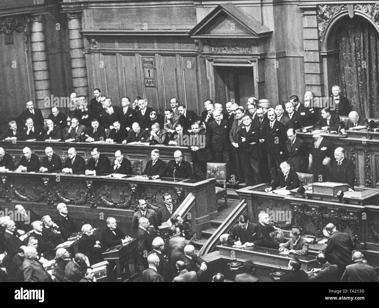 Government benches hi-res stock photography and images - Alamy
