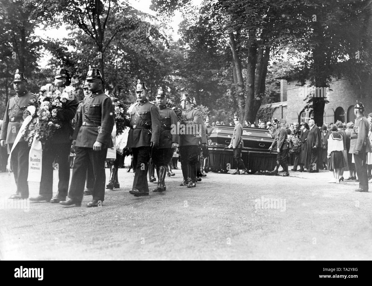 The funeral of the police officer murdered by the Communists at the Hasenheide garrison cemetery in Berlin. Stock Photo