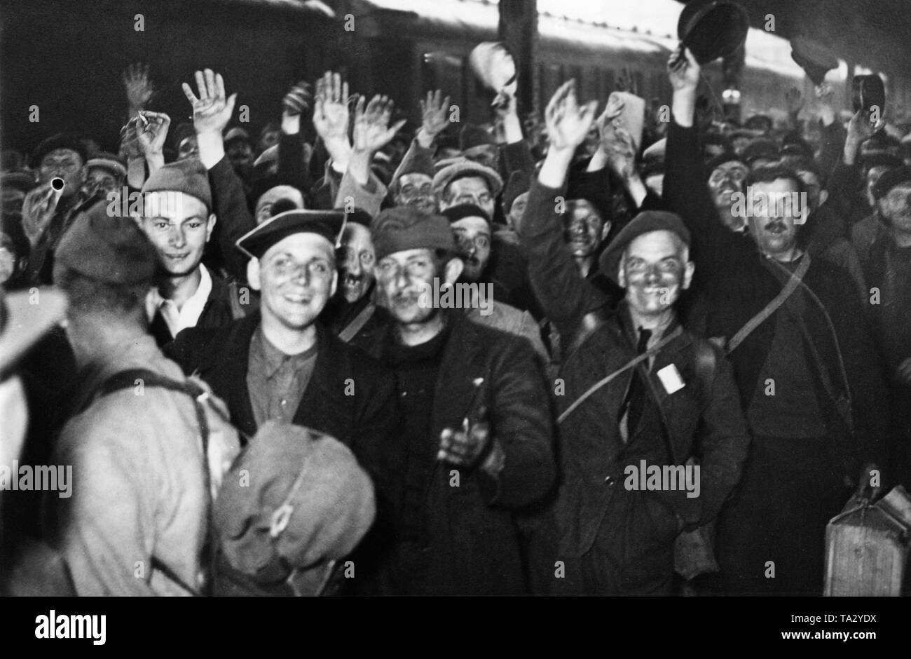 Former French soldiers who had already participated in the First World War are released from German captivity and arrive by train at the station of Chalons-sur-Marne. Stock Photo