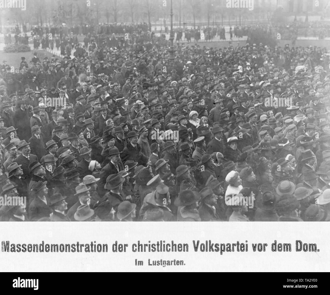 Supporters of the Centre Party, which at that time still bore the alternative name of Christliche Volkspartei (Christian People's Party) gather in the Lustgarten in Berlin. Stock Photo