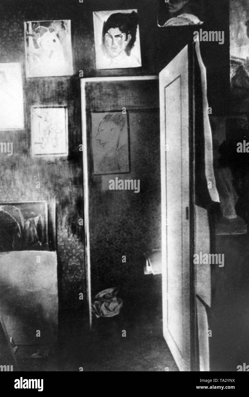 After the end of the Soviet Republic in Bavaria, the writer Ernst Toller fled from the terror of white troops and hid in a chamber in the Schwabing painting studio of Johannes Reichel, where he was arrested on 4 June 1919. The picture shows the open tapet door, the joints of which had been hidden with pictures hung over it and behind which Toller sought refuge. Stock Photo