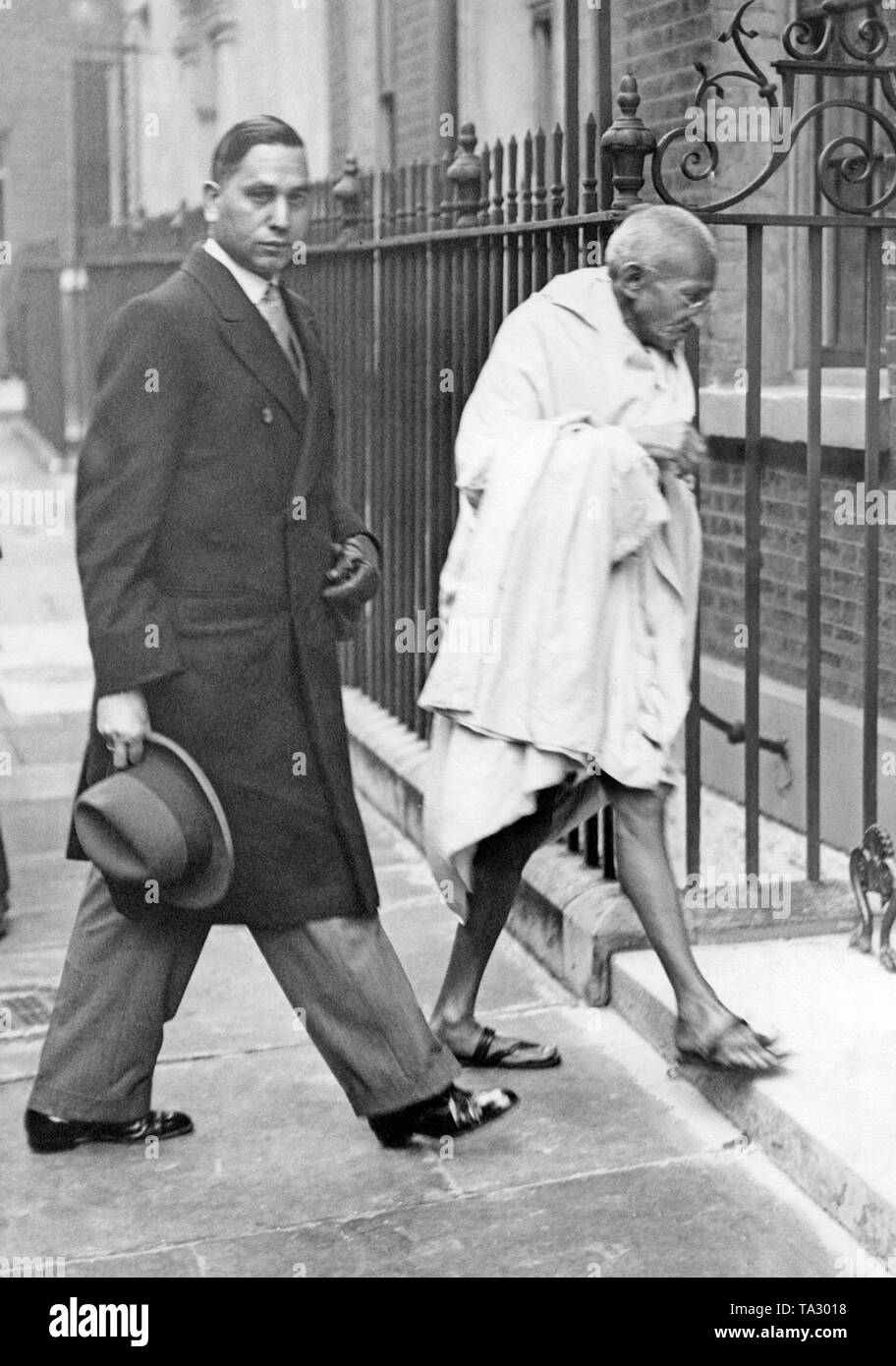 The leader of the Indian nationalist movement Mahatma Gandhi on the way to a meeting with British Prime Minister Ramsay MacDonald at Downing Street 10. The reason for the meeting is the failed Indian Round Table Conference. Stock Photo
