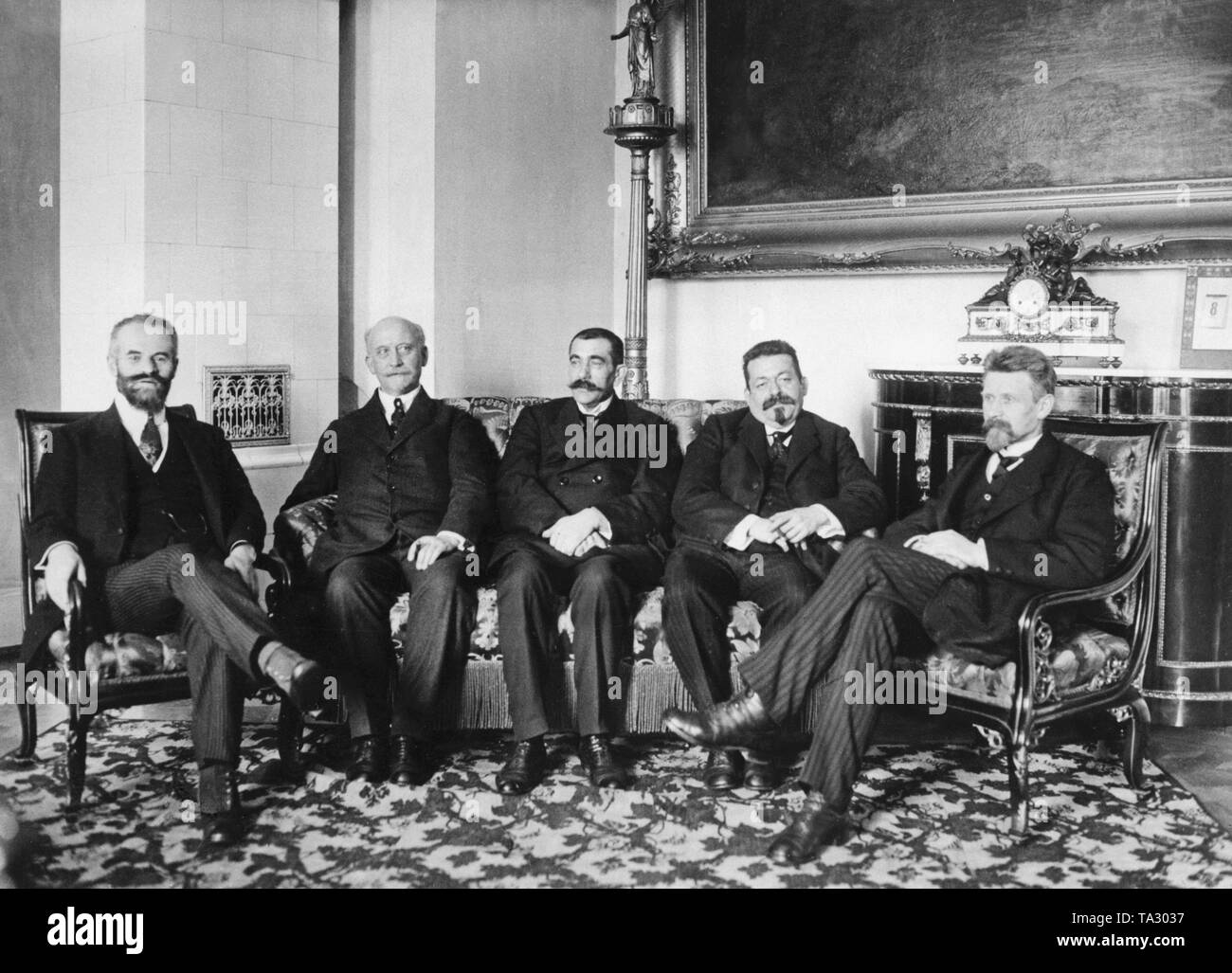 The Council of People's Deputies, this time with Gustav Noske and Rudolf Wissel (SPD). The three representatives of the USPD resigned earlier. From left: Otto Landsberg, Philipp Scheidemann, Gustav Noske, Friedrich Ebert and Rudolf Wissel. Stock Photo