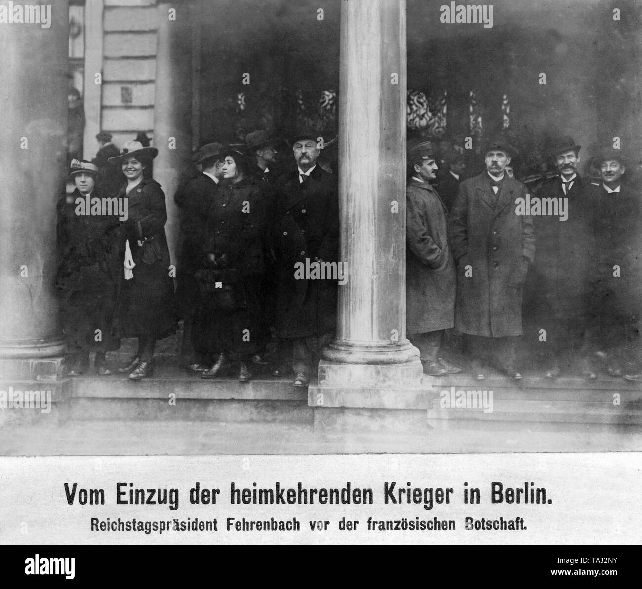 The Reichstag President and later Reich Chancellor Constantin Fehrenbach ( left of the column) in front of the French embassy in Berlin. The occasion was the return of soldiers from the First World War. Stock Photo