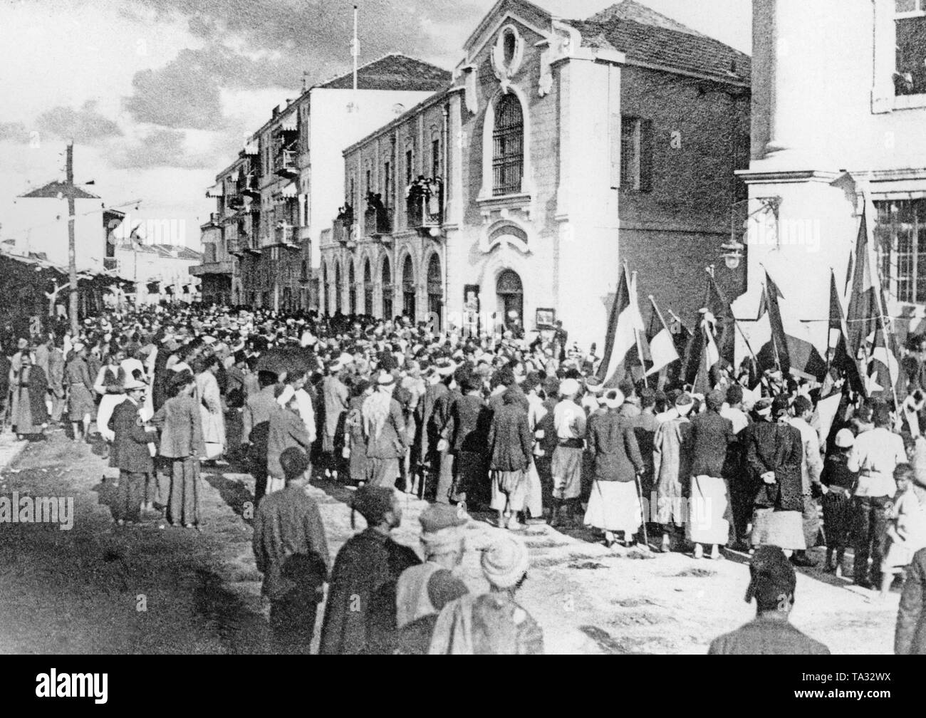 Residents of Jaffa gather in front of the German Palestine Bank on the occasion of the outbreak of the First World War. Stock Photo