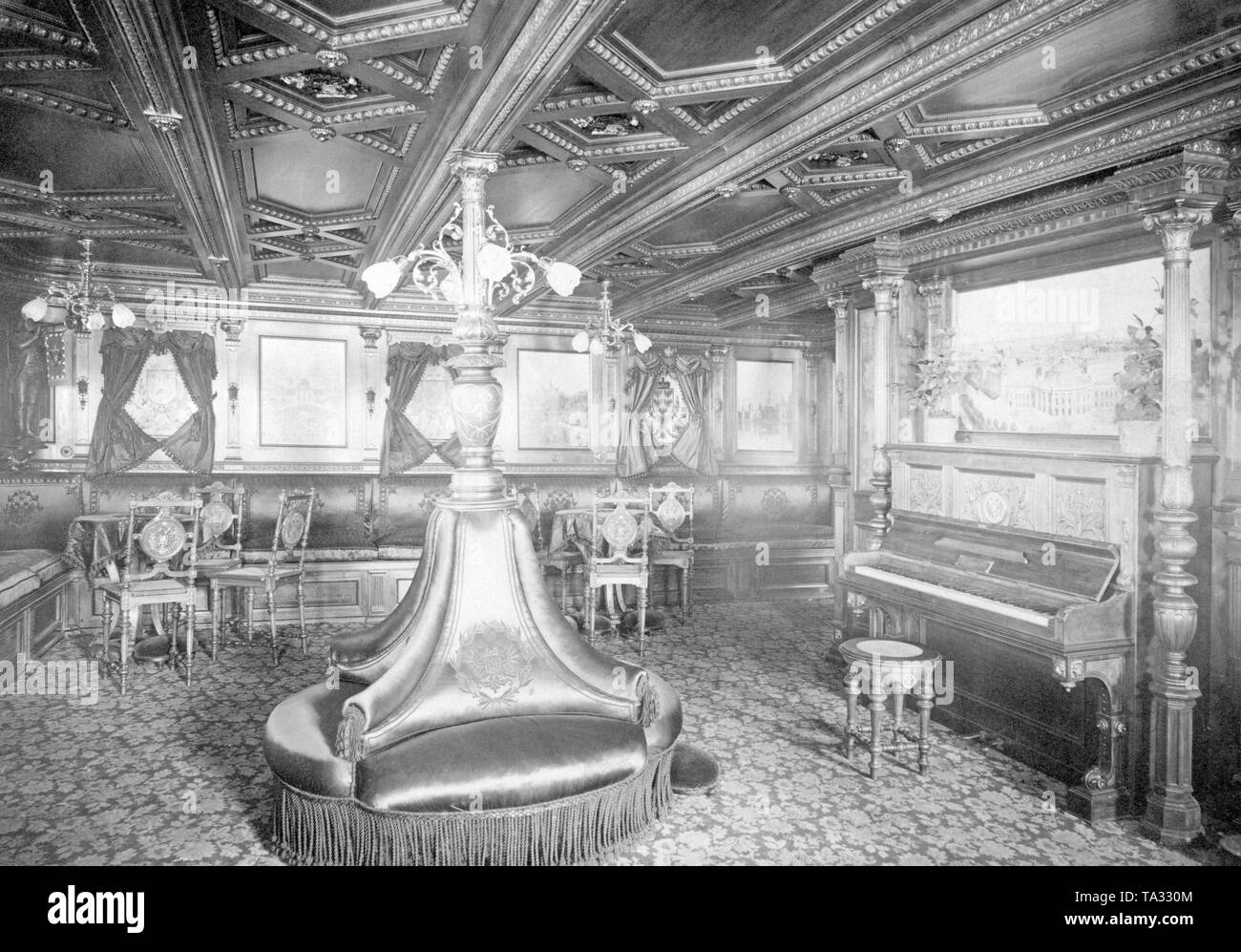 The music salon with piano and seating on board the HAPAG steamer 'Habsburg'. Stock Photo