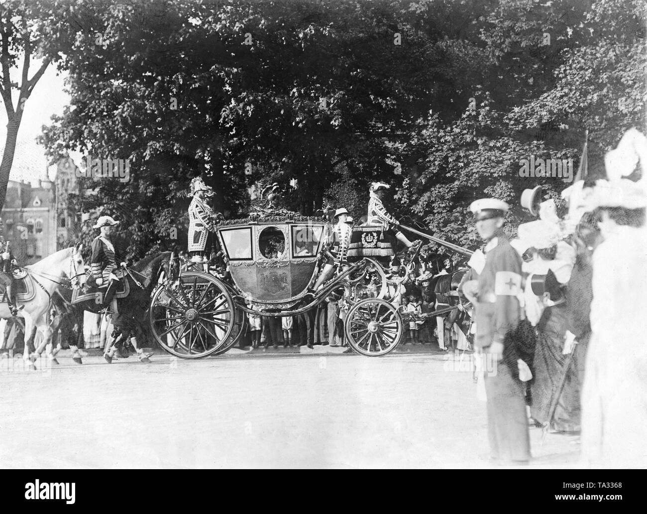 Crown Princess Cecilie, during the so-called Braut-Einholung (taking home of the bride), rides through Berlin together with her mother-in-law, Empress Auguste Viktoria of Prussia, and the Supreme Court Mistress Ms von Tiele-Winkler. Stock Photo