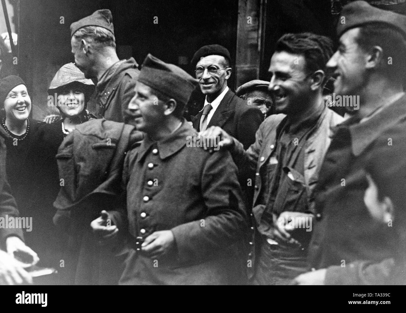 French soldiers in the Rue des Martyrs in Paris after the demobilization of their troops. Stock Photo