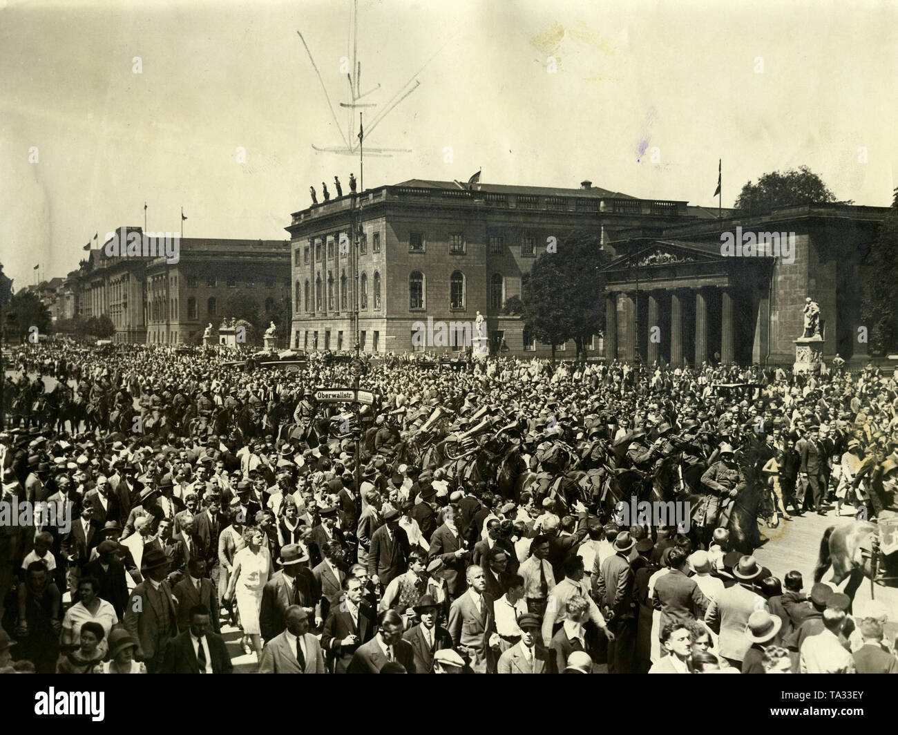 Celebration on the occasion of the liberation of Rheinland in Berlin after the Allied  evacuation of the Rhineland. The cavalry department of the Reichswehr is passing by the University on their way to the Lustgarten. Stock Photo