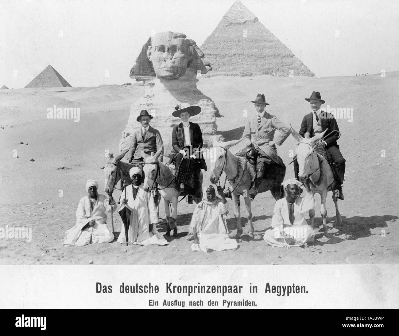 Crown Princess Cecilie of Mecklenburg (2nd from the left) and Crown Prince Wilhelm of Prussia (3rd from the left) in front of the Sphinx and the Pyramids of Giza. Stock Photo