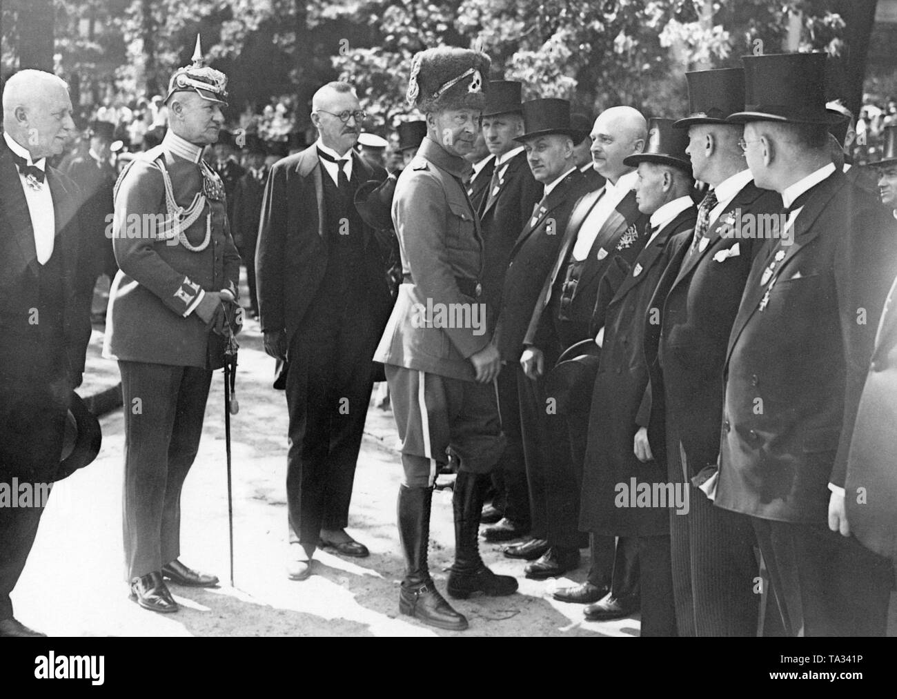 The Prussian Crown Prince (4th from left in Hussar uniform) greets former soldiers of the Lehr Infantry Bataillon am Brauhausberg in Potsdam. There a memorial was to be dedicated in honor of the soldiers of the Lehr Infantry Battalion and the Lehr Infantry Regiment who fell in the First World War. Stock Photo