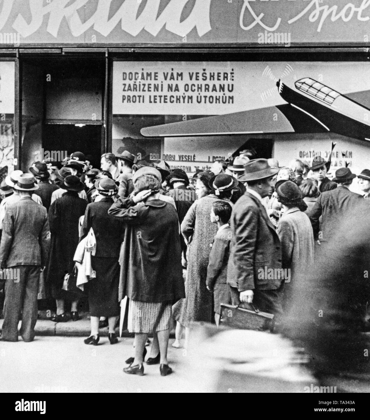 People arrive in front of an office distributing gas masks in September 1938. Stock Photo