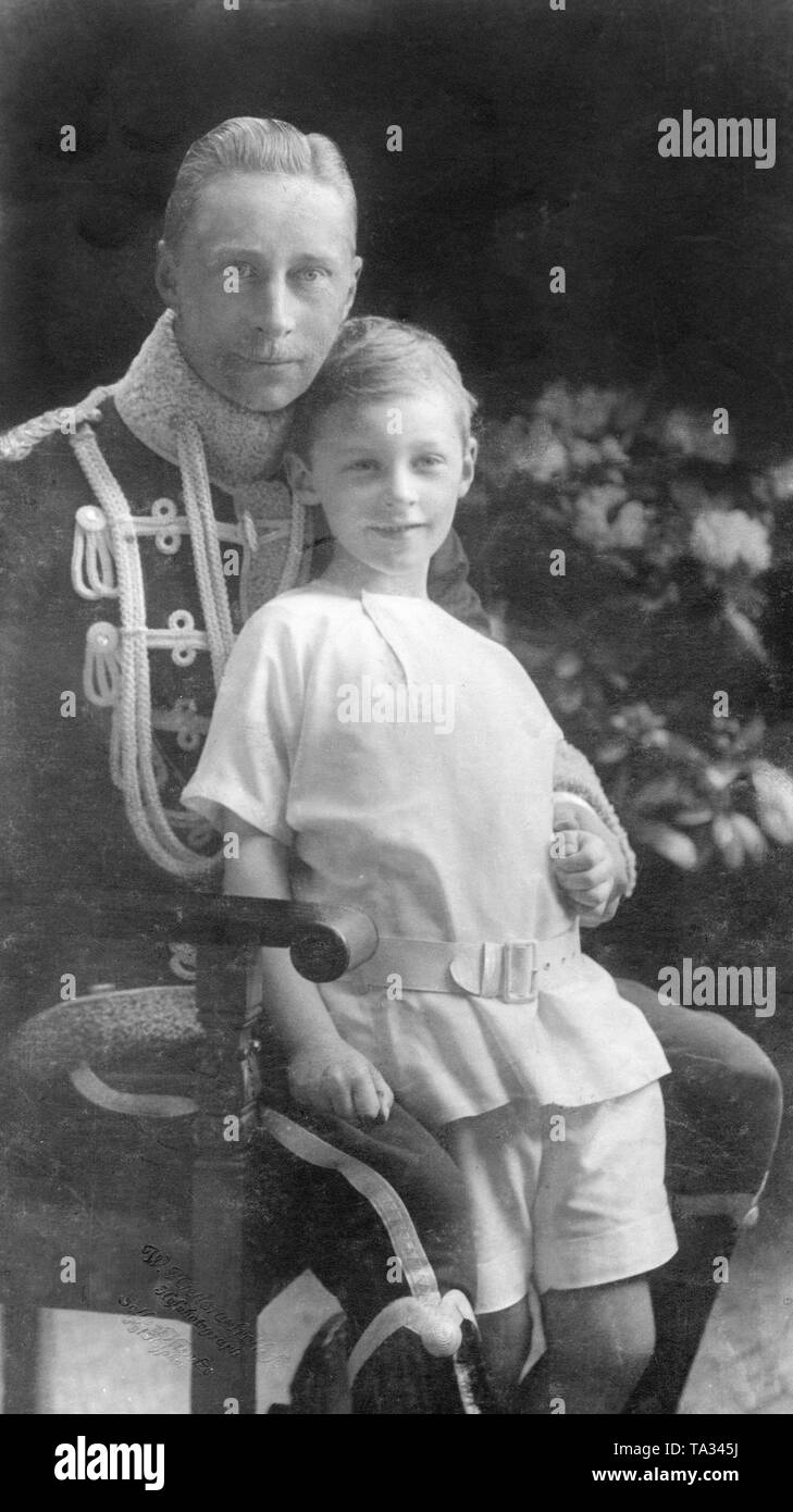 The Crown Prince, with his eldest son, William. Picture of the imperial  court photographer Selle-Kuntze-Niederastroth. Stock Photo