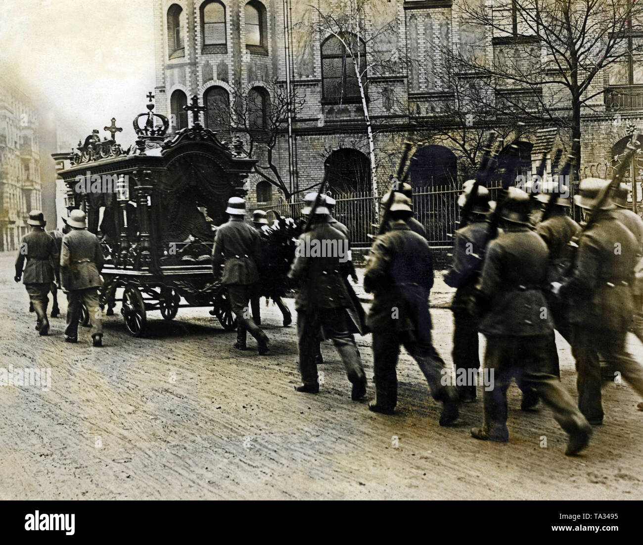 Funeral of a government soldier killed in fighting for the 'Mossehaus'. During the January uprising, there were armed conflicts in the Berlin Zeitungsviertel (newspaper quarter) between left-wing revolutionaries and government-loyal Freikorps units. Stock Photo