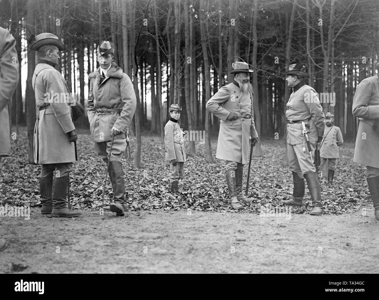 Crown Prince Wilhelm of Prussia (3rd from the left), Admiral Alfred von Tirpitz (5th from the left) and Prince Eitel Friedrich (2nd from the right) while hunting. Stock Photo