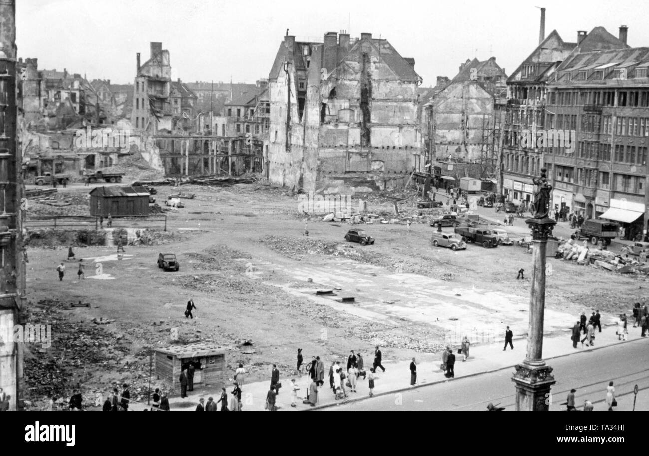 Clean up work at the Marienplatz in Munich after the end of the war. Stock Photo