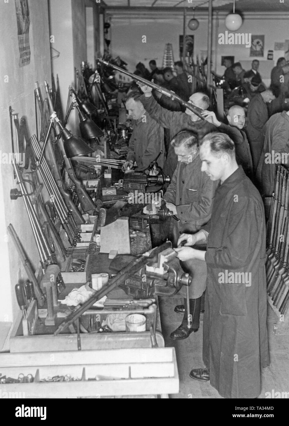 Police with carbines hires stock photography and images Alamy