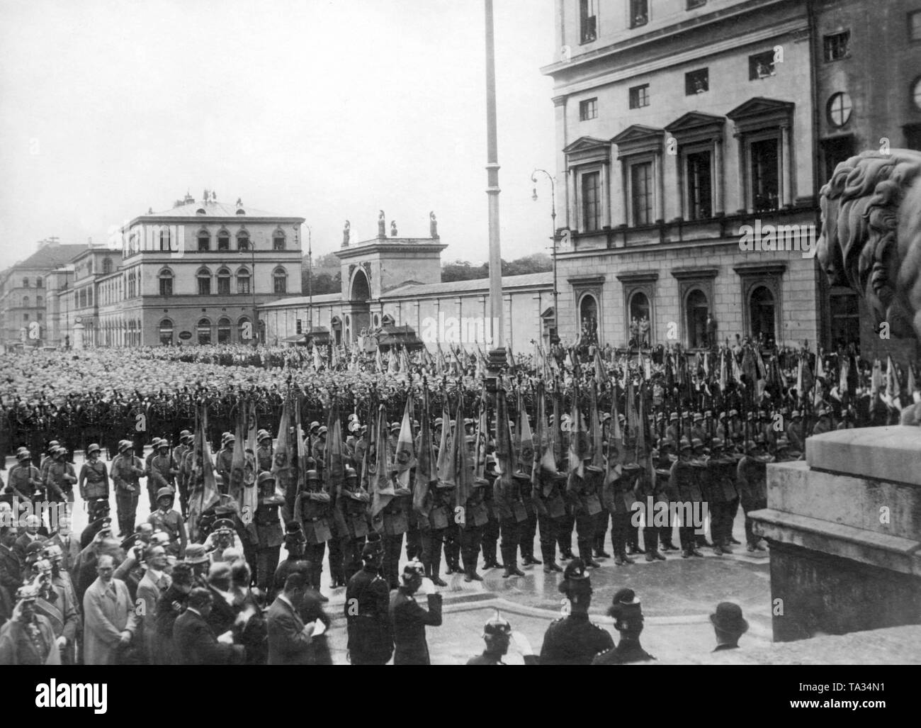 On the 75th birthday of the well-known Bavarian military leader, Colonel-General Felix Ludwig, Graf von Bothmer, at the Feldherrnhalle in Munich are consecrated  two commemorative plaques for the fallen of the Bavarian Army in the First World War and the glories of the Bavarian Army in general. The celebration is attended by the heads of state and city authorities. The ceremony is attended by Crown Prince Rupprecht and the heads of state and city authorities. In the picture, the Reichswehr Honor Company with the flags of the old army. Behind a vast crowd. Stock Photo