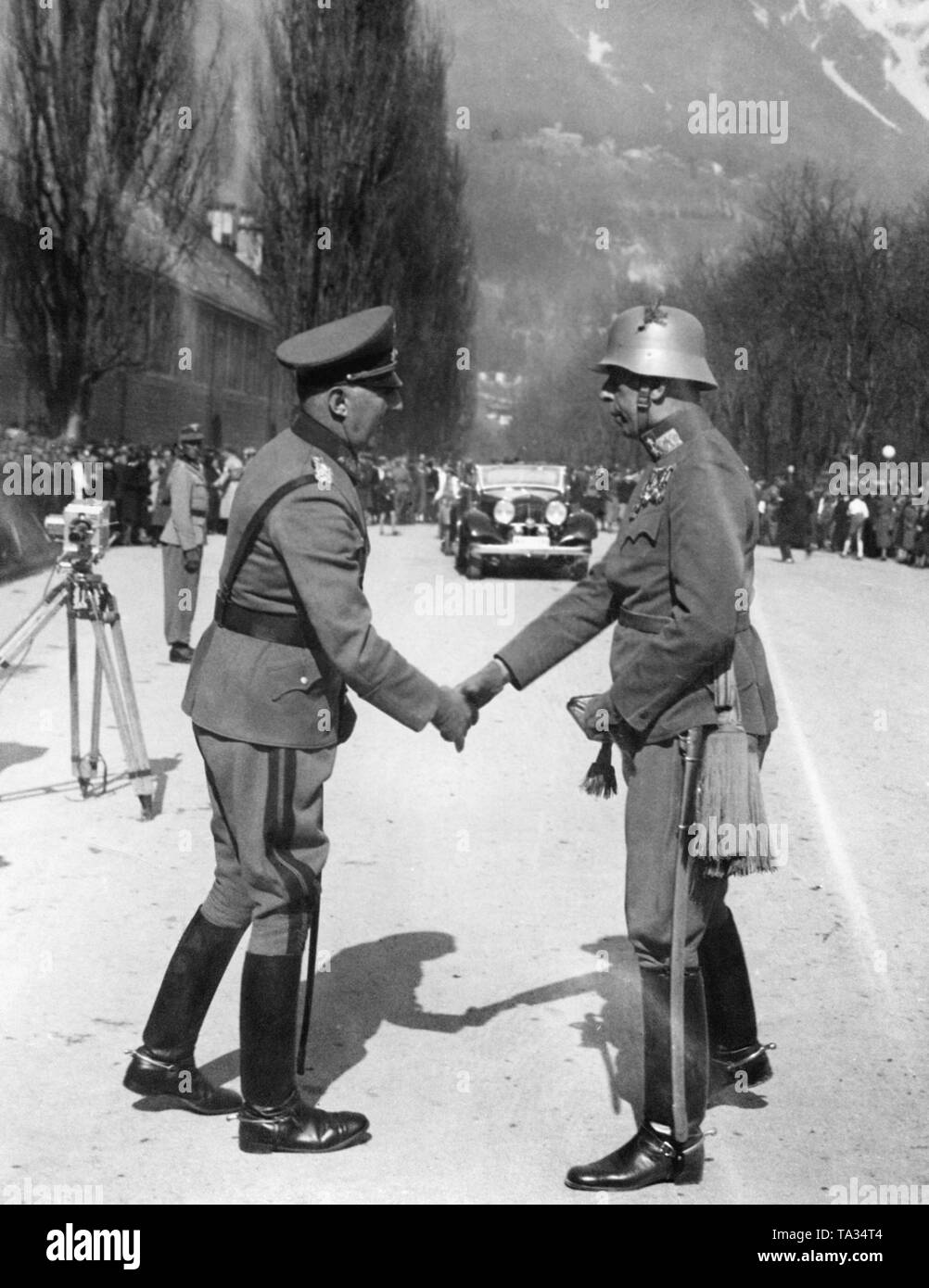 Lieutenant Colonel Lontschar from Innsbruck says goodbye to the German Lieutenant General Doehla (left). Previously, the Tiroler Jaeger-Regiment was sworn in to Adofl Hitler. Stock Photo
