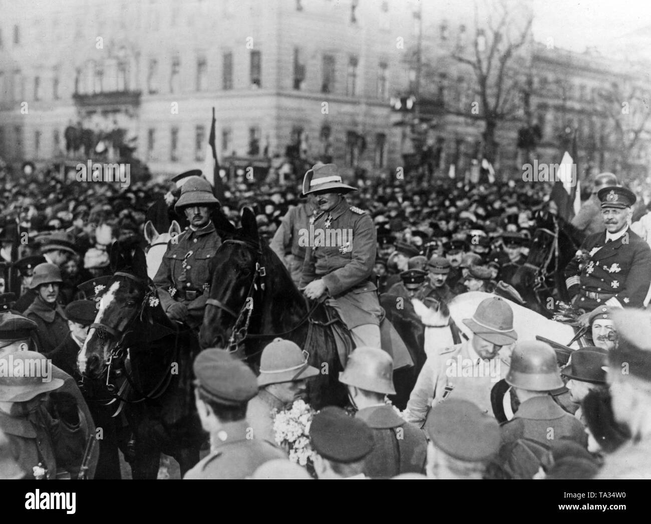 With the exception of the prisoners of war, the last soldiers returned to Germany in early 1919. Here the soldiers who fought in 'German East Africa' are received by the population at the Brandenburg Gate. Stock Photo