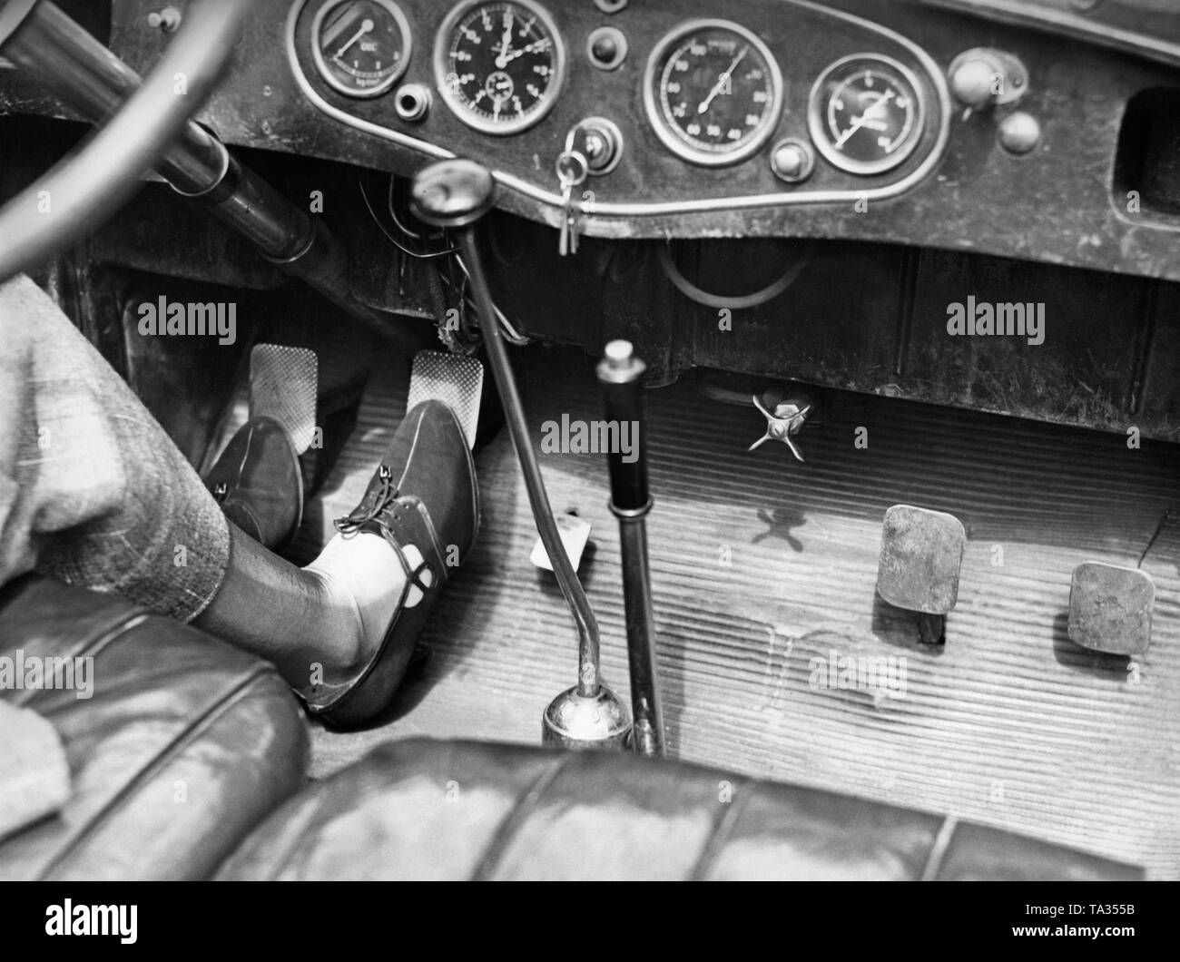 Bremspedal und Gaspedal in einem Auto mit Automatikgetriebe Stockfotografie  - Alamy