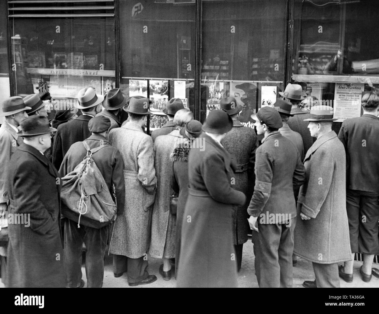 Crowd observing the latest propaganda photos in front of the Sherl publishing house in Berlin Stock Photo